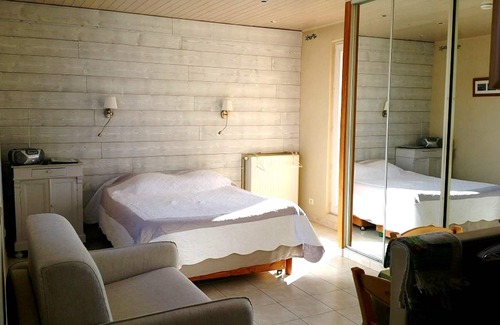 Saint-Lambert Apartment | Homerez - Studio 1 km away from the beach for 3 ppl. with sea view at Marseille