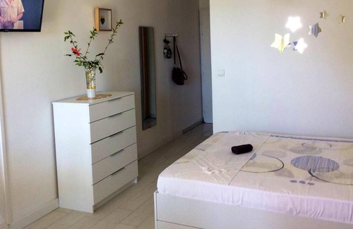 Saint-Denis Apartment | Homerez - Studio for 2 ppl. with sea view, garden and terrace at Saint-Denis