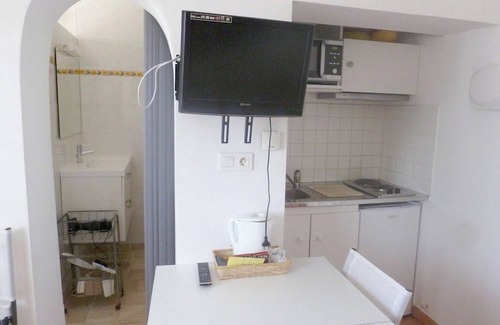 Pierrefeu-du-Var Apartment | Homerez - Studio in Pierrefeu-du-Var