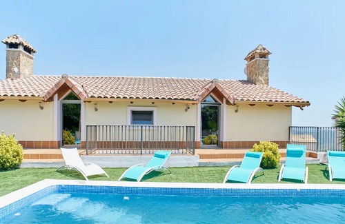 Olivella Villa | Homerez - Villa 10 km away from the beach with swimming-pool, jacuzzi and garden