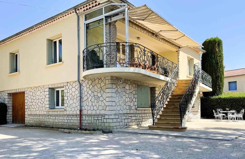 Sablet Villa | Homerez - Villa for 12 ppl. with swimming-pool, garden and terrace at Sablet
