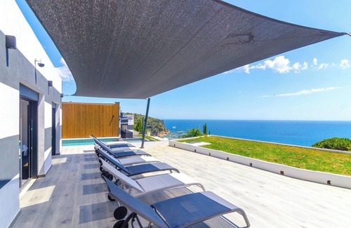 Lloret de Mar Villa | Homerez - Villa in Lloret de Mar, garden and pool view