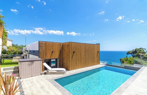 Lloret de Mar Villa | Homerez - Villa in Lloret de Mar, garden and pool view