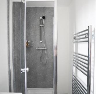 Berwick-upon-Tweed House | Homesly Guest Rooms, Comfortable En-suite Guest Rooms with Free Parking and Self Check-in