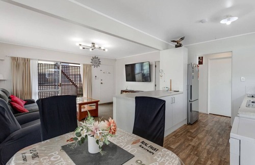 Glen Eden House | Homespun Unit with deck, air-con and parking