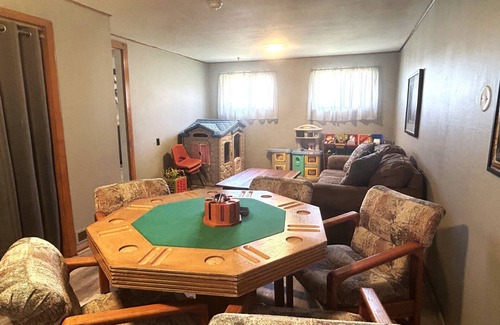 Medina House | Hometown Cozy ADA friendly, Kids, Pets, King Bed! Quiet, Safe Neighborhood