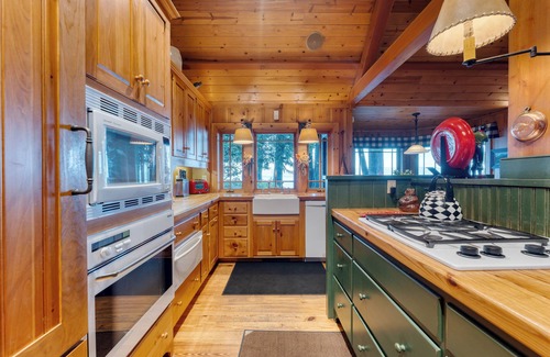 Homewood House | Homewood Lakefront by AvantStay | Private Beach & Lake Access + Views!