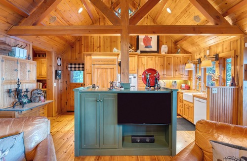 Homewood House | Homewood Lakefront by AvantStay | Private Beach & Lake Access + Views!