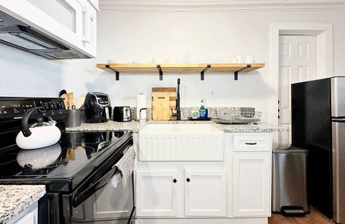 Central Oklahoma City Apartment | Homey 2BR Suite | $2000/month #19A | Full Kitchen + Queen Beds