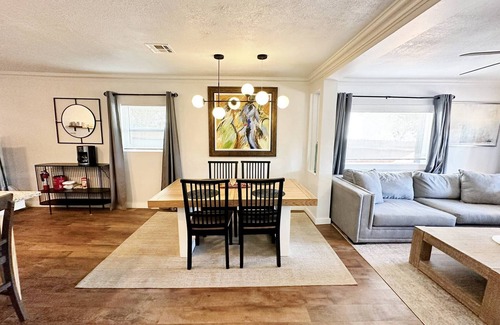 Central Oklahoma City Apartment | Homey 2BR Suite | $2000/month #19A | Full Kitchen + Queen Beds