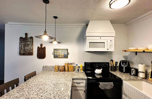 Central Oklahoma City Apartment | Homey 2BR Suite | $2000/month #19A | Full Kitchen + Queen Beds