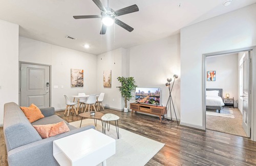 Windsor Park Apartment | Homey 2BR suite close to Downtown w/fast WiFi