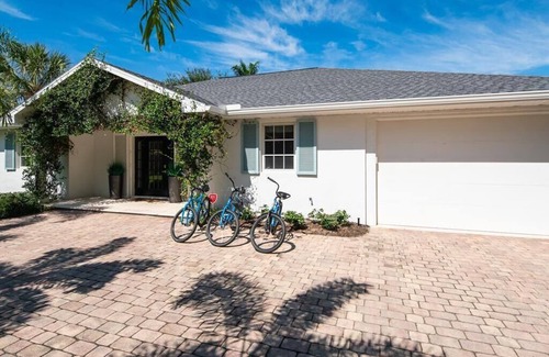Old Naples House | Homey and comfy “Vintage” like 4 Br Cottage 1 Block to Beach