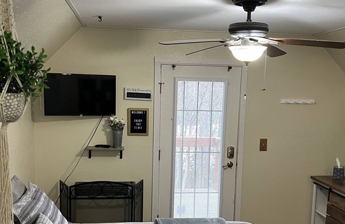 Palmer Apartment | Homey comfortable studio in the heart of Palmer