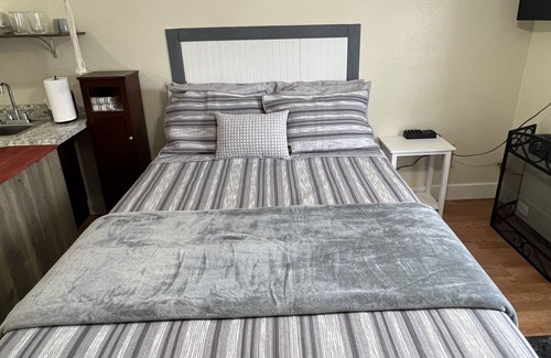 Palmer Apartment | Homey comfortable studio in the heart of Palmer
