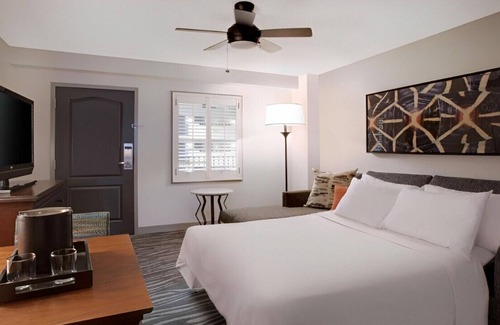 Airport North House | Homey & Convenient Suite! Free Airport Transfer