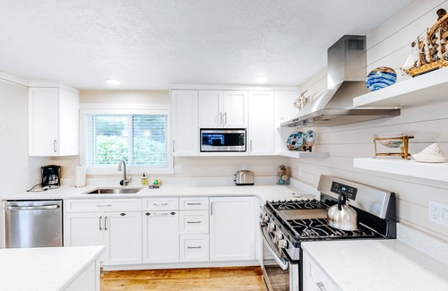 Lincoln Beach House | Homey dog-friendly house w/partial ocean views, gas fireplaces, and gas-grill