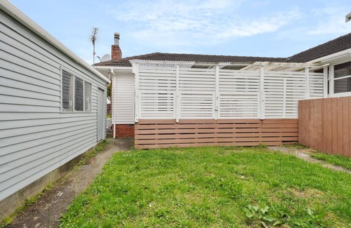 Papatoetoe House | Homey Hideaway 3 BR w Parking , Wi-fi and Netflix