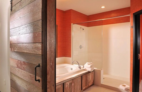 Independence Hotel | Homey Lodge Near KC: Comfy Rooms With Kitchen & Cozy Living Space