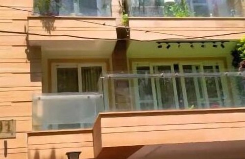 Sainik Farm Condo | Homlee Pentagon Basement Apartment in saket