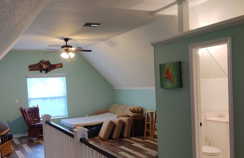 Riverhaven Village House | Homosassa River living, access to the gulf and minutes to bars and restauraunts.