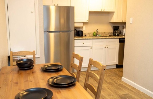 Greater Heights Apartment | Honey 1 Bed 1 Bath near Downtown & Houston Heights