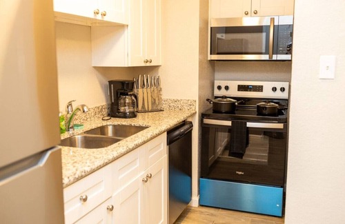 Greater Heights Apartment | Honey 1 Bed 1 Bath near Downtown & Houston Heights