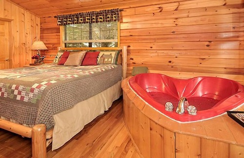 Sevierville Resort | Honey Bear Den is a warm and cozy one-bedroom cabin in Hidden Springs Resort.