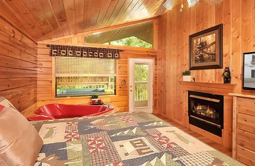 Sevierville Resort | Honey Bear Den is a warm and cozy one-bedroom cabin in Hidden Springs Resort.