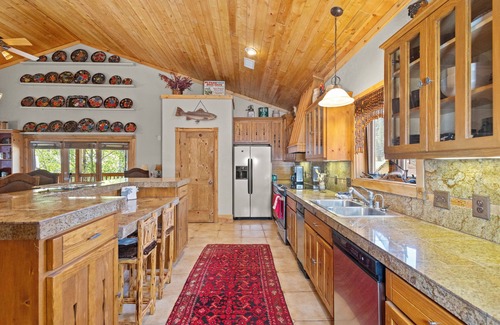 Red River Apartment | "Honey Haven Mountainside" Luxury Loft-Sleeps 6-In Town-Pet Friendly