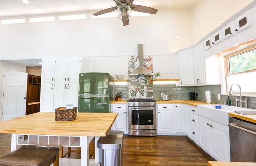 Bella Vista House | Honey House Lake Avalon Escape with private dock & wall-to-wall lake views.