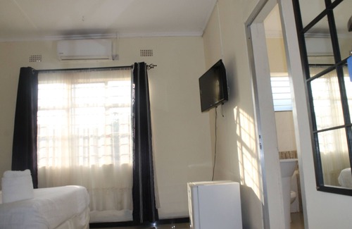 Lusaka Cabin | Honeybed Lodge