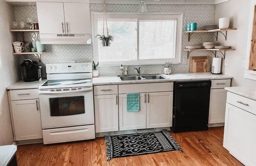 Hendersonville House | Honeybee Haven, 2 BD Cottage with Beautiful Garden