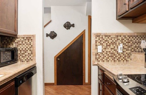 Shaver Lake Condo | Honeycomb Hideout | Condo near the spa!