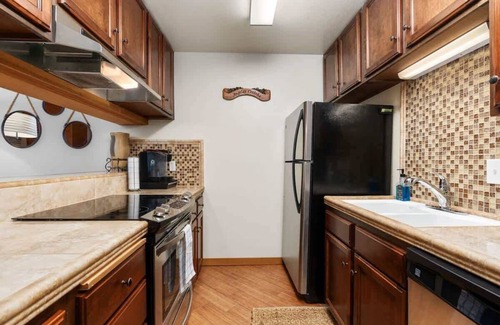 Shaver Lake Condo | Honeycomb Hideout | Condo near the spa!