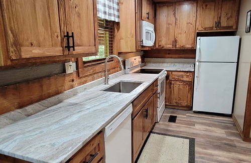 Gatlinburg Cabin | Honeymoon Cabin, Very Secluded, Very Romantic, Arcade, FREE Daily Bear Sightings