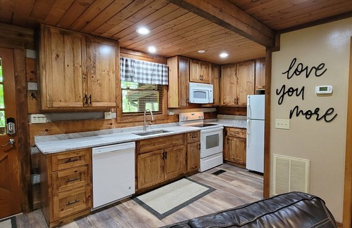 Gatlinburg Cabin | Honeymoon Cabin, Very Secluded, Very Romantic, Arcade, FREE Daily Bear Sightings