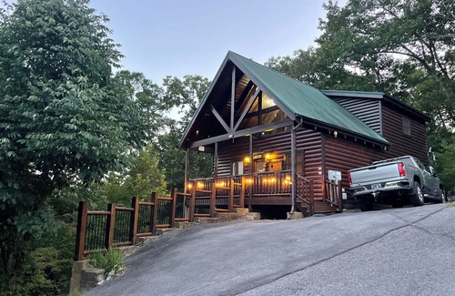 Sevierville Cabin | Honeymoon/Romantic Getaway - Gated Community- Private Hot Tub w/Mountain Views