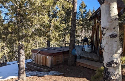 Cripple Creek Cottage | Honeymooner’s Cozy Cabin, with Hot Tub, near Cripple Creek - Last minute deals?