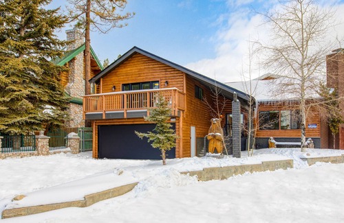 The Village Cabin | Honeypot by AvantStay | Indoor Pool & Hot Tub