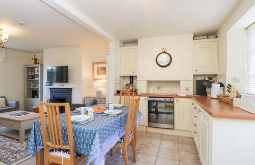 Longborough Cottage | HONEYSUCKLE COTTAGE, family friendly, with open fire in Longborough