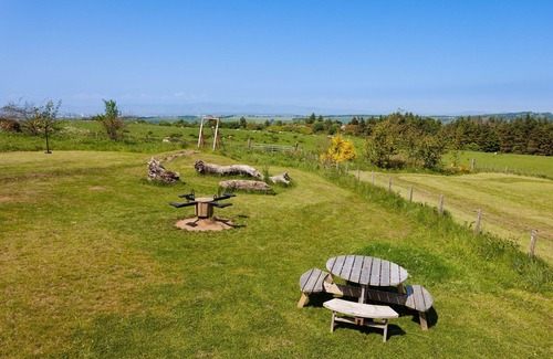 Linlithgow Apartment | Honeysuckle Cottage - sleeps 8 guests in 3 bedrooms