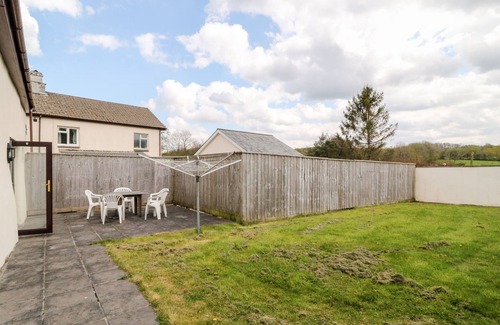 Beaworthy Cottage | HONEYSUCKLE COTTAGE, pet friendly, with a garden in Ashwater