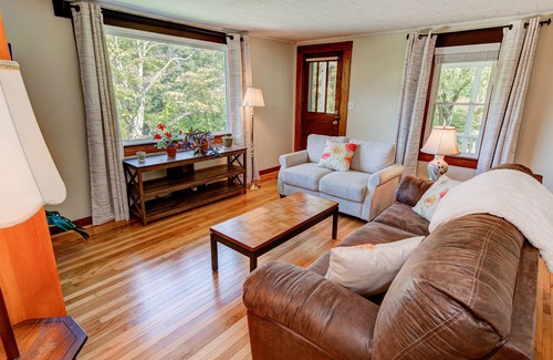 Asheville Cottage | Honeysuckle Cottage with Mountain Views