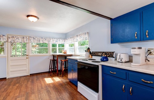 Asheville Cottage | Honeysuckle Cottage with Mountain Views