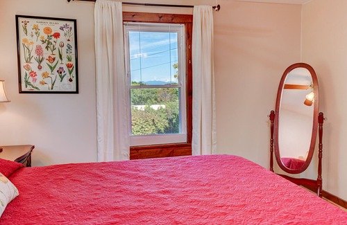 Asheville Cottage | Honeysuckle Cottage with Mountain Views