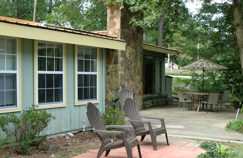 Guntersville House | Honeysuckle Dreams Lakefront Cabin on Lake Guntersville Near Gunter's Landing