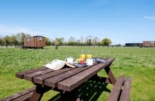 Bedfield Cabin | Honeysuckle Farm Hut 8 - Suffolk Farm Holidays