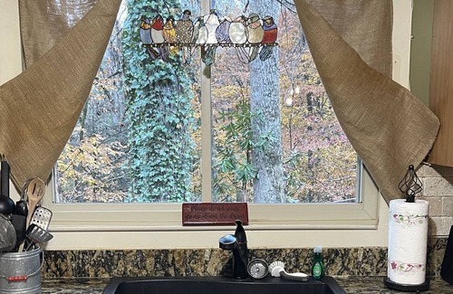 Maryville Cabin | HONEYSUCKLE HIDEAWAY A private mountain cabin!