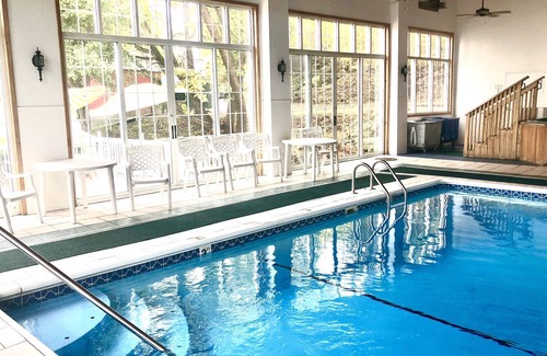 Branson Theater District Hotel | Honeysuckle Inn & Conference Center